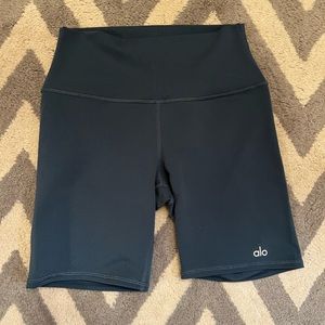 Alo 7” biker shorts, deep jade, size medium
